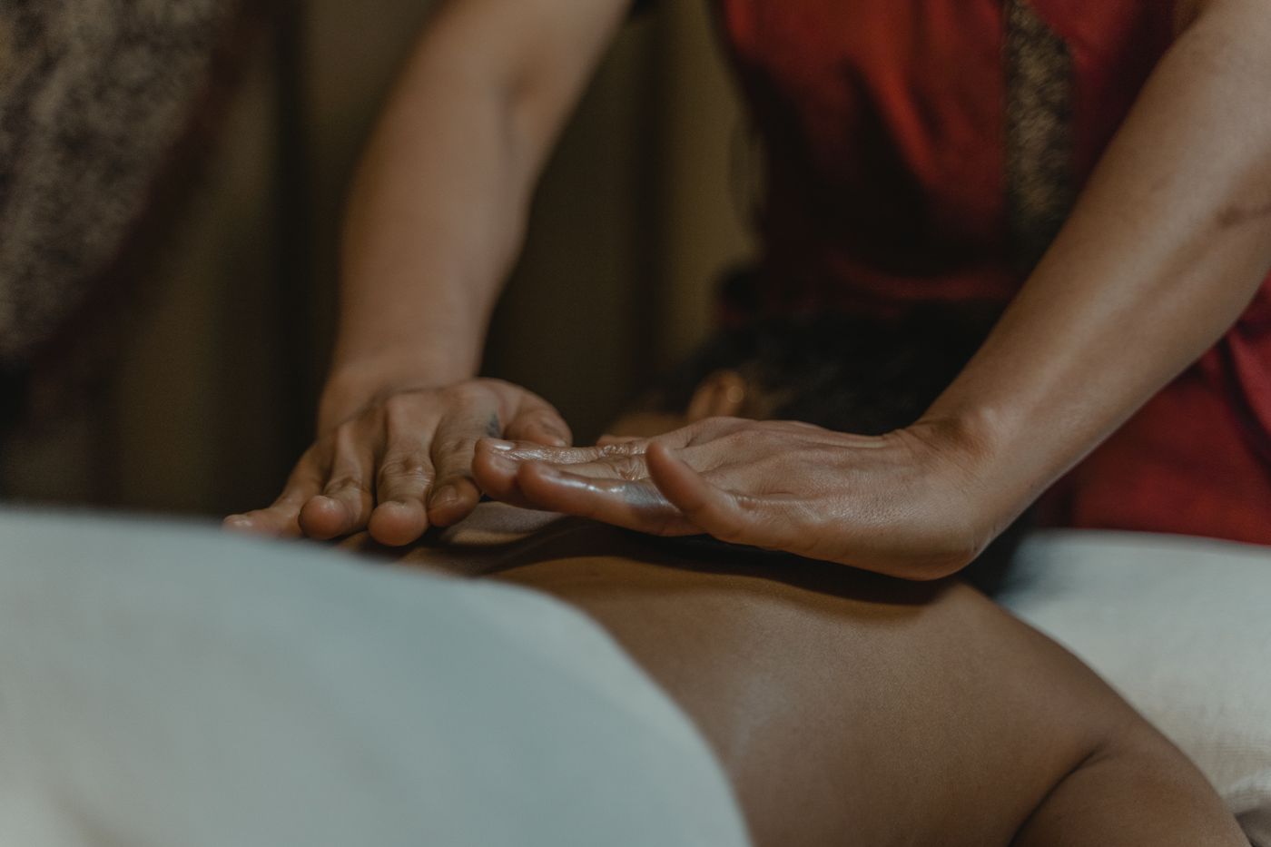 Warm-toned massage of the arm and hand